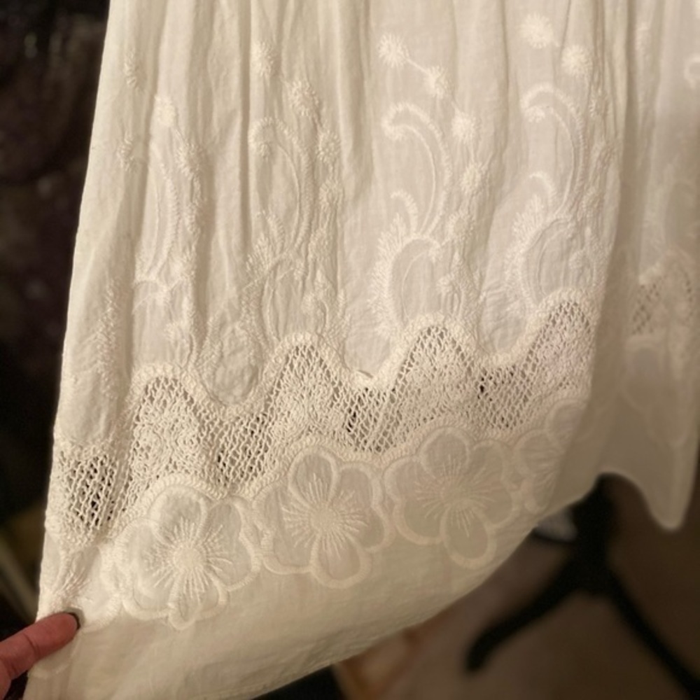 White blouse - Picture 2 of 5